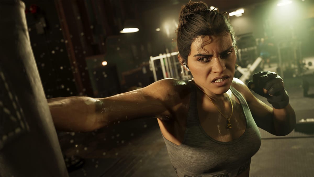 GTA VI Screenshot: Spielfigur Lucia lehnt in einem Sportstudio beim Boxen.