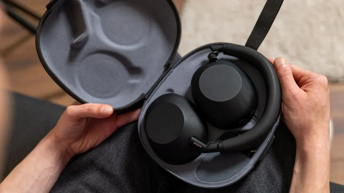 Der Kopfhörer Sony WH-1000XM6 liegt zusammengefaltet in seinem Stoff-Case.