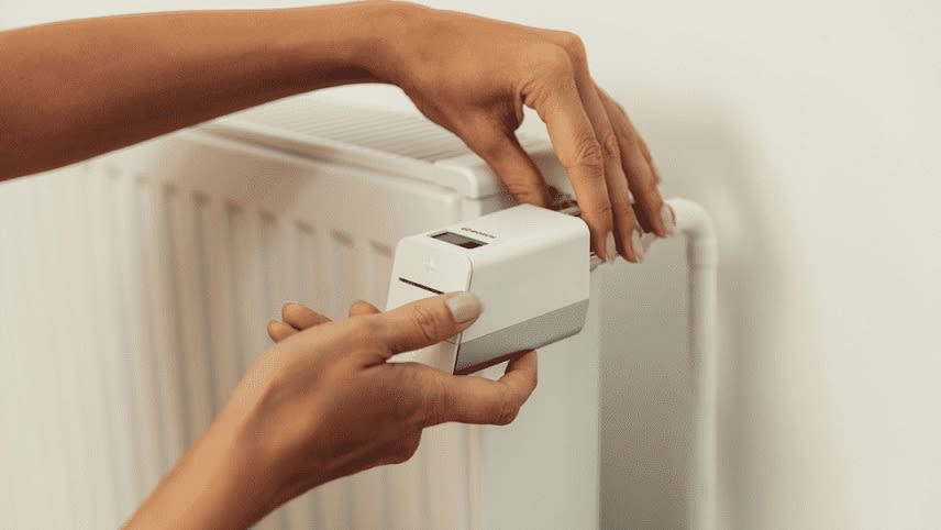 BOSCH Smart Home Heizkörperthermostat wird von 2 Händen justiert