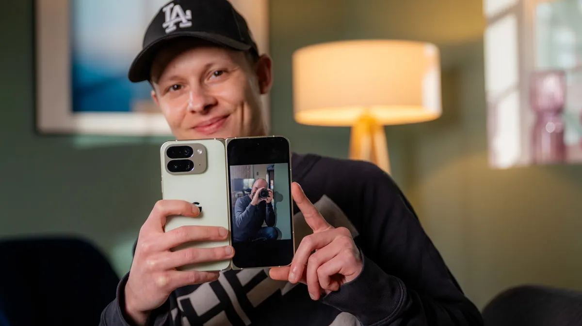 Alex macht ein Foto mit dem Google Pixel 10 Pro Fold in Richtung der Kamera. In der Vorschau auf dem Außendisplay erkennt man TURN ON Fotograf Oli.