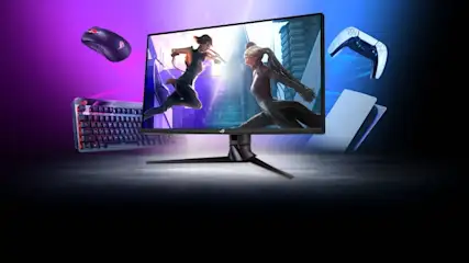 Ein Monitor zeigt zwei Figuren vor einer Stadtkulisse, umgeben von einer Tastatur, Maus, einem Controller und einer Konsole.