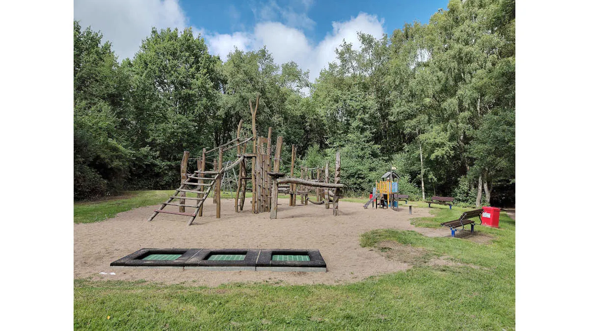 Ein Kinderspielplatz, der mit der Hauptkamera des Fairphone 6 fotografiert wurde.