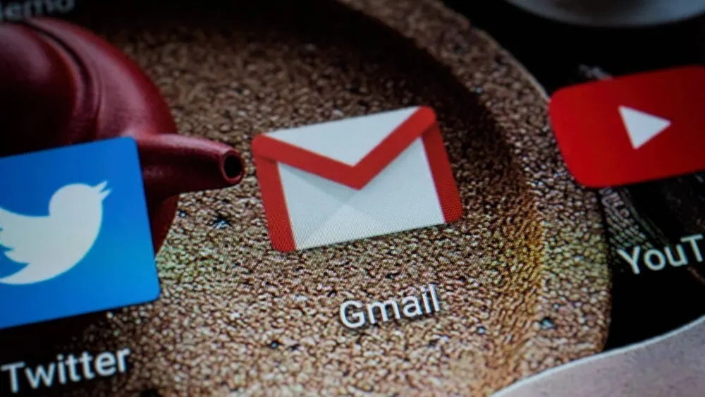 Nahaufnahme von App-Symbolen: Twitter (blau), Gmail (weiße Hülle, rotes M), YouTube (rot) auf einem strukturierten Hintergrund.