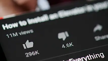 Weiße LG Waschmaschine mit schwarzer Tür und Bedienfeld, neben dem LG-Logo auf weißem Hintergrund.