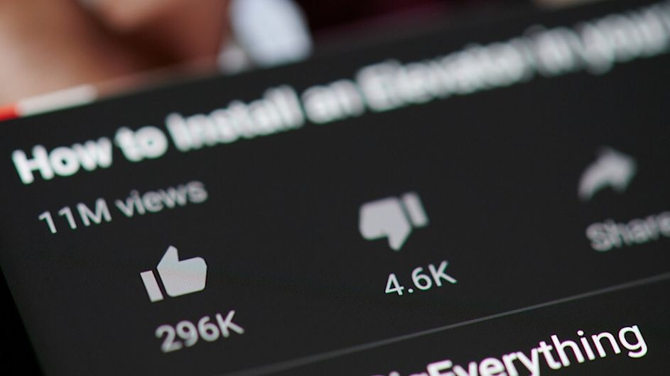 Ein Nahausschnitt von YouTube mit Like- und Dislike-Button