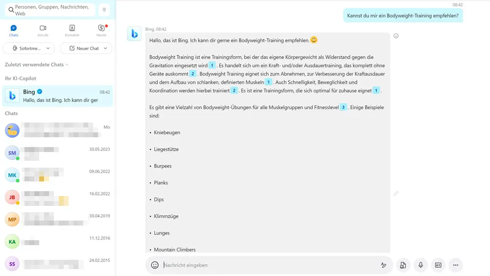 Bildschirmansicht eines Chatfensters mit Text zu Bodyweight-Training und Übungsbeispielen auf weißem Grund.