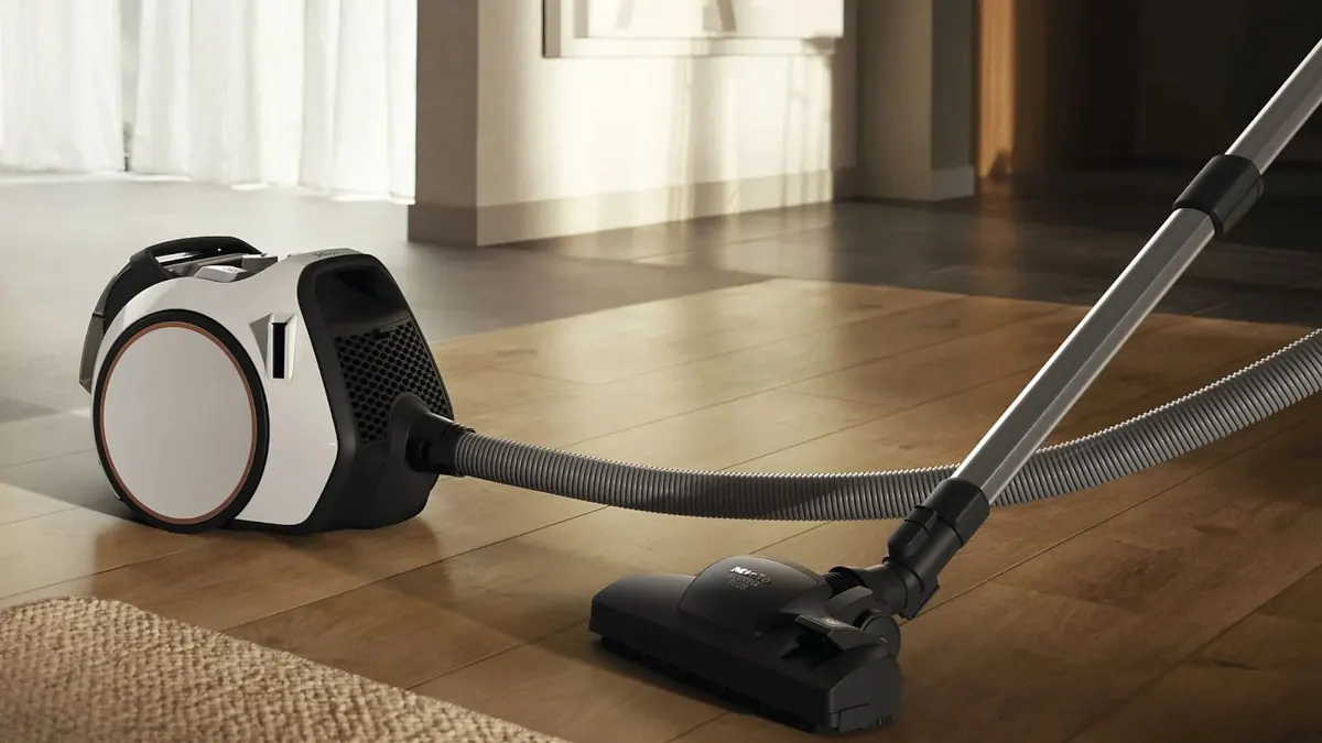 Der Staubsauger Miele Boost CX1 CarCare steht in einem Wohnzimmer.