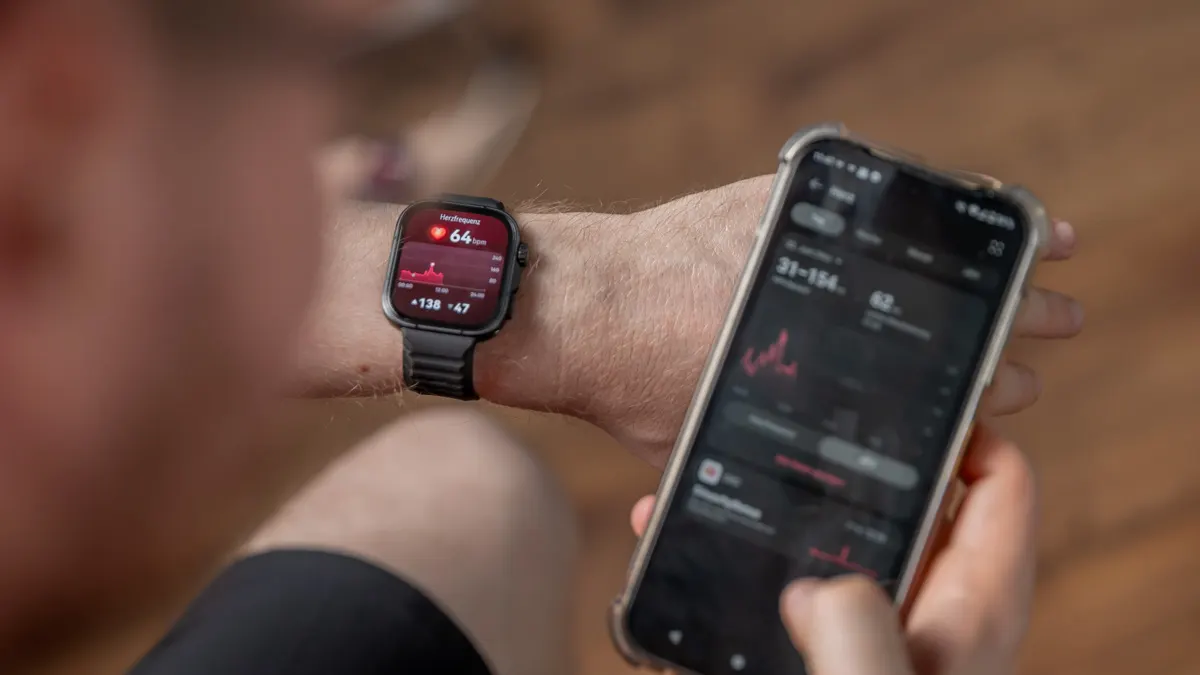 Michael führt auf der Huawei Watch Fit 5 Pro eine Pulsmessung durch und schaut auf die Gesundheitsdaten in der Huawei-Health-App.