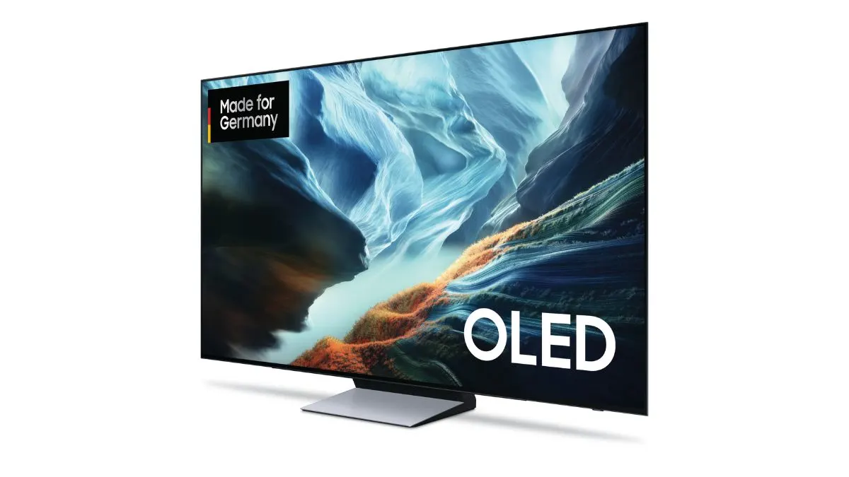 Der Fernseher Samsung S90H vor weißem Hintergrund.