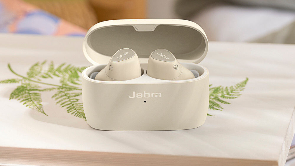 Jabra Elite 5 Kopfhörer Case aufgeklappt auf Tisch