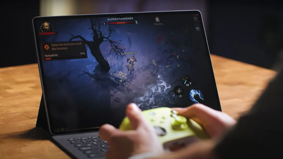 TURN ON Moderator Jens zockt ein Videospiel auf dem Tablet Samsung Galaxy Tab S10 Ultra.