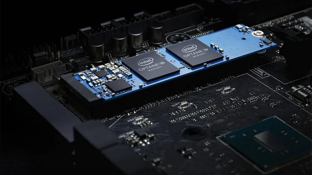Nahaufnahme einer Computerplatine mit einem blauen Intel Optane Speicher-Modul und verschiedenen elektronischen Komponenten.