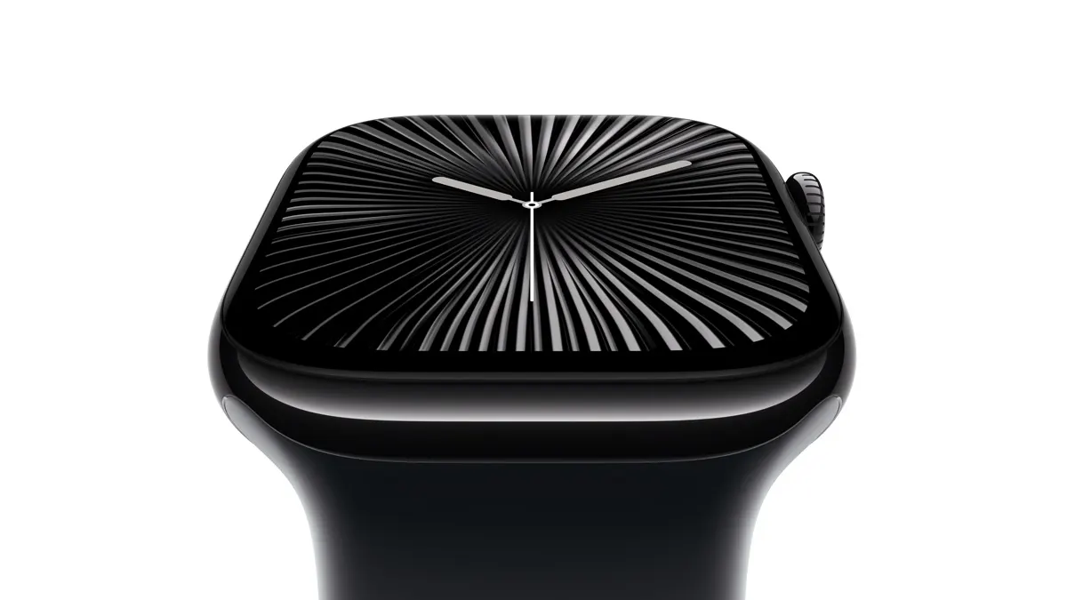 Nahaufnahme einer schwarzen Smartwatch mit einem Zifferblatt mit radialem Muster und weißen Zeigern.