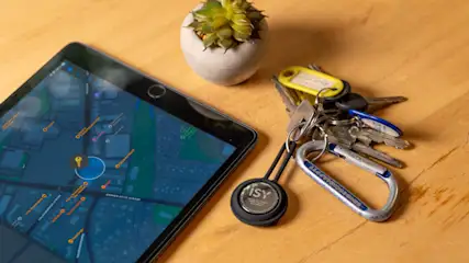 Ein Schlüssel mit ISYTag und ein iPad auf einem Tisch.