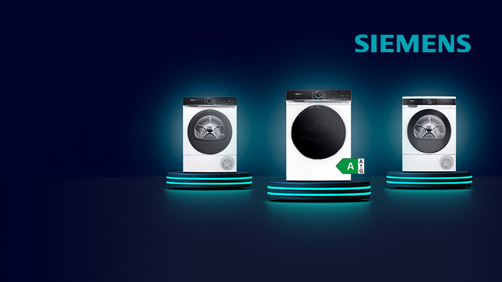 Siemens Logo über drei modernen Siemens-Wärmepumpentrocknern auf beleuchteten Podesten vor dunkelblauem Hintergrund, mittleres Gerät hervorgehoben mit Energieeffizienzklasse A.