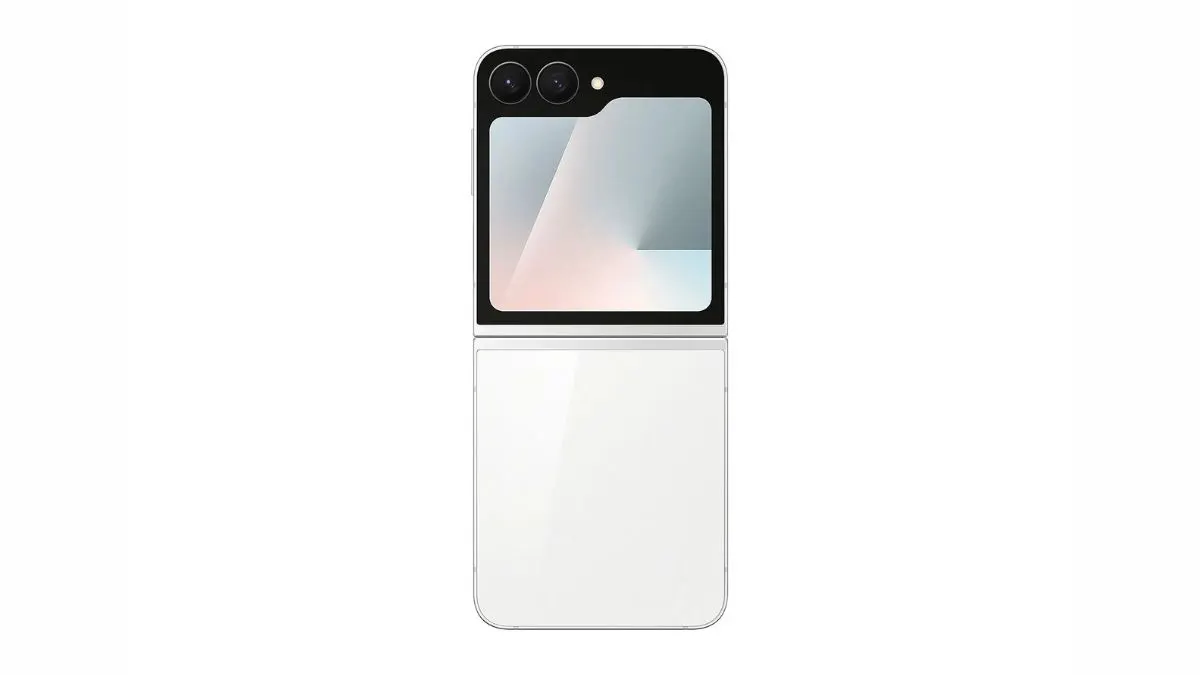 Das aufgeklappte Samsung Galaxy Z Flip7 FE von der Rückseite aus gesehen vor weißem Hintergrund.