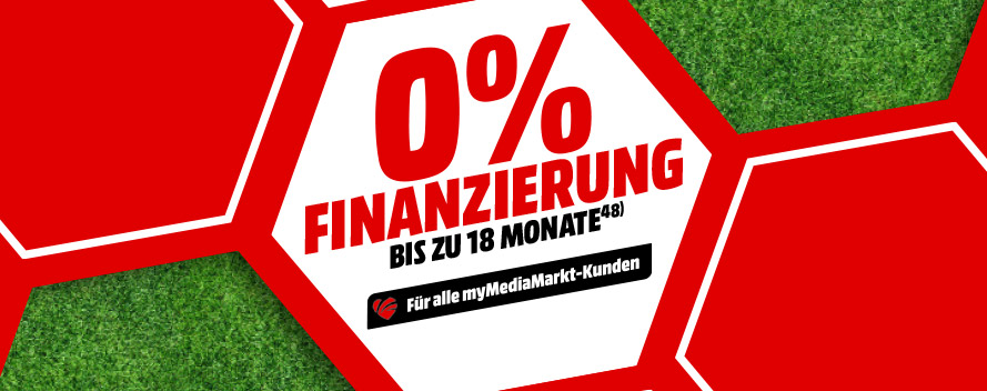 Werbegrafik mit rotem und grünem Hintergrund und weißem Hexagon in der Mitte. Darauf steht groß „0% Finanzierung“, darunter „Bis zu 18 Monate“ sowie der Hinweis „für alle myMediaMarkt-Kunden