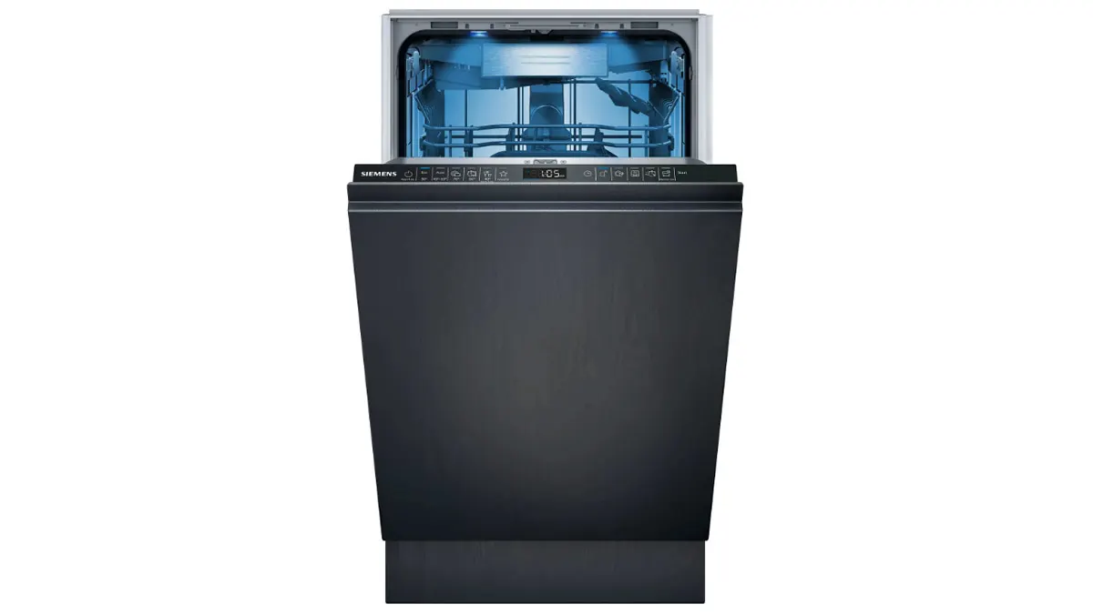 Der Geschirrspüler Siemens SR65ZX22ME iQ500 mit geöffneter Tür vor weißem Hintergrund.