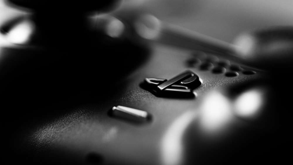 Die Nahaufnahme eines DualSense-PS5-Controllers zeigt das PlayStation-Logo.