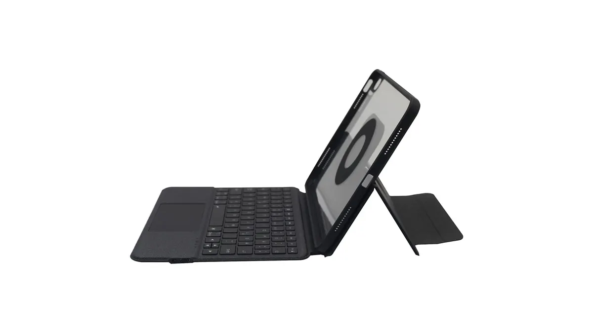 Die iPad-Hülle ISY ITF-1000 Folio steht aufgeklappt vor weißem Hintergrund.