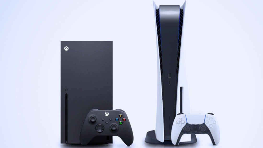 Eine Xbox Series X und eine PlayStation 5 stehen mit ihren Controllern nebeneinander vor einem weißen Hintergrund.