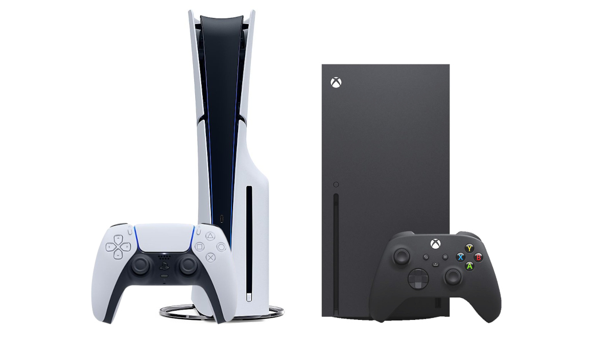 Eine schwarze Xbox-Konsole und ein Controller stehen neben einer weißen PlayStation-Konsole und einem Controller.