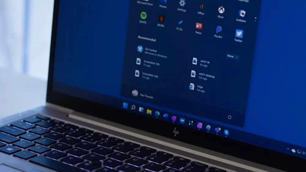 Die Windows-11-Taskleiste und das Startmenü auf einem Laptop