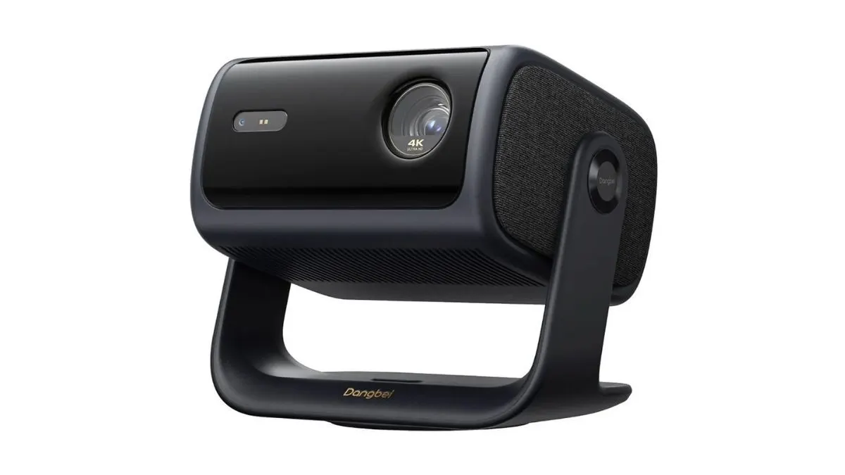 Der Beamer Dangbei MP1 Max vor weißem Hintergrund.