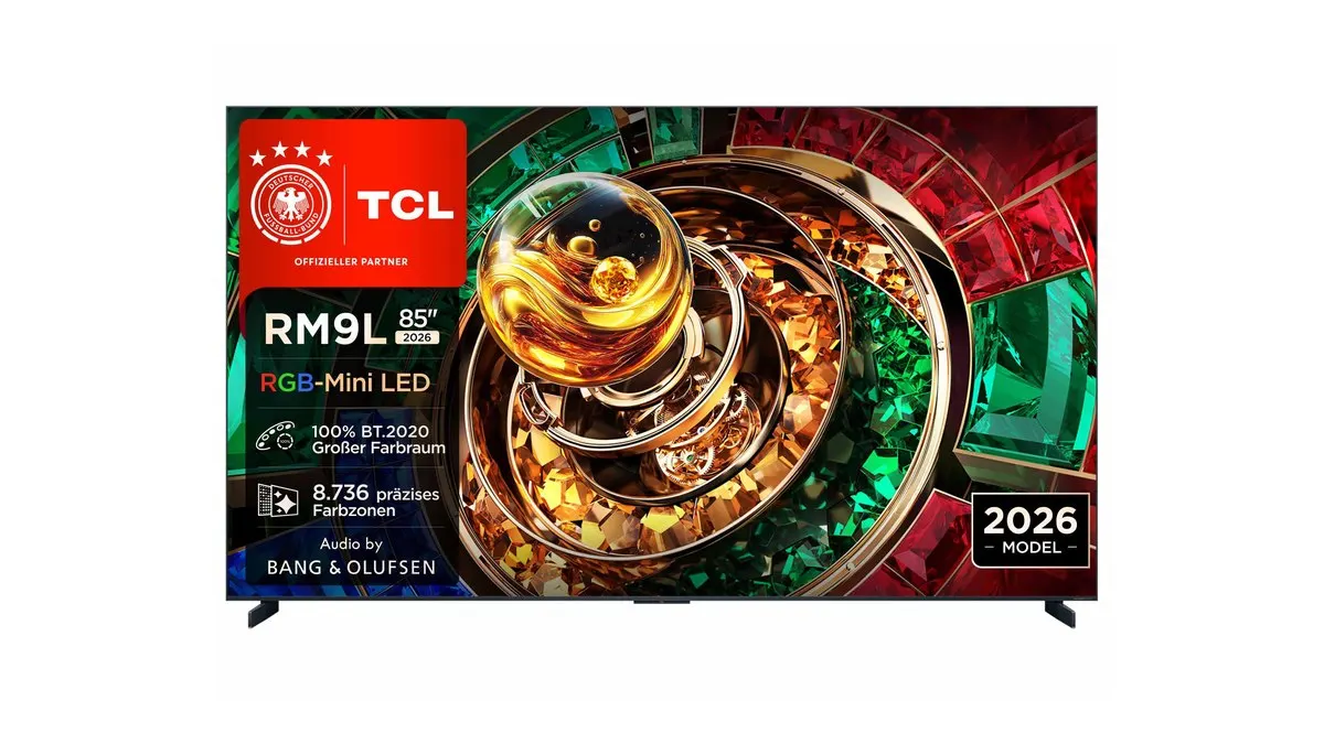 Der Fernseher TCL 85RM9L vor einem weißen Hintergrund.