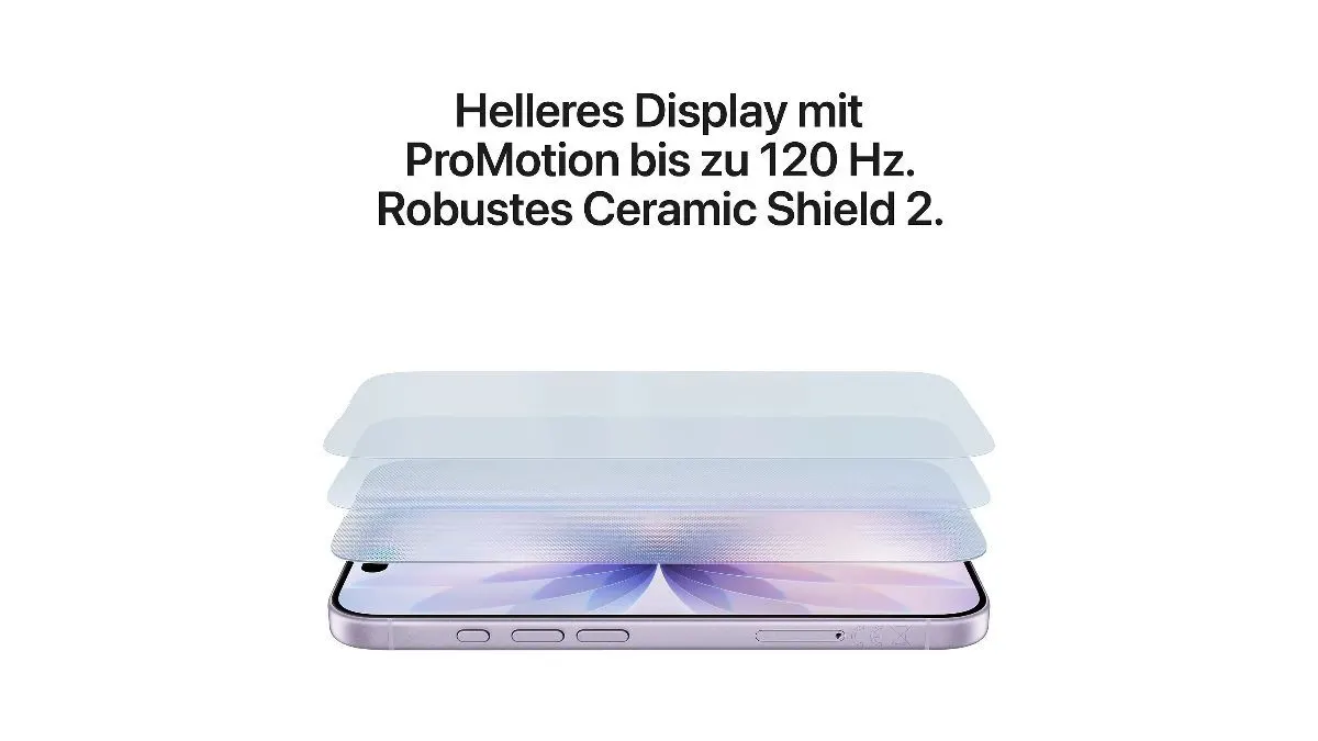 Das iPhone 17 in der Farbe Salbei von der Seite mit dem Text „Helleres Display mit ProMotion bis zu 120 Hz. Robustes Ceramic Shield 2.