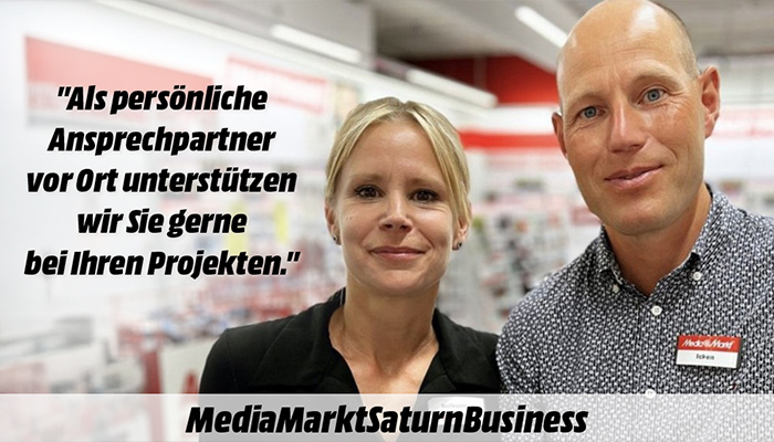 Zwei Personen, Frau und Mann, mit Namensschildern vor verschwommenem Hintergrund. Persönliche Ansprechpartner für MediaMarktSaturn Business.