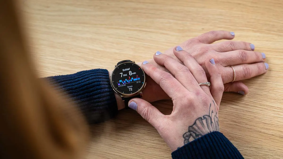 Franzi schaut sich die Schlafanalyse auf der Amazfit Active 3 Premium an.