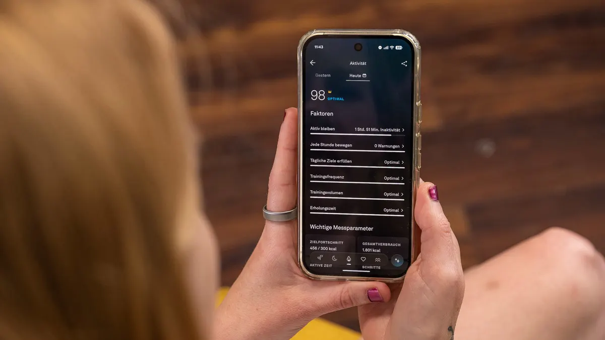 Franzi schaut sich die Aktivitätsübersicht in der Oura-App auf dem Google Pixel 10 an.