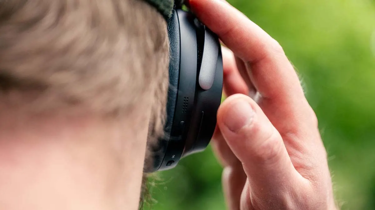 Andreas bedient den Bose QuietComfort Ultra auf seinem Kopf.