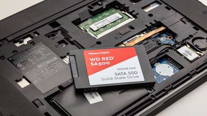WD RED SA500 SSD-Festplatte liegt auf einem Laptop
