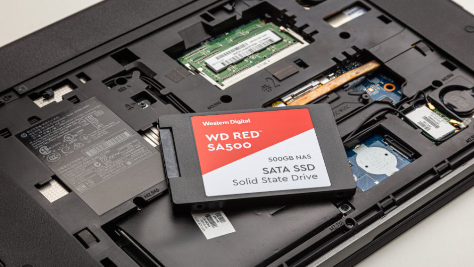 WD RED SA500 SSD-Festplatte liegt auf einem Laptop