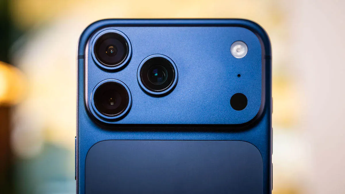 Eine Nahaufnahme der Rückseite des iPhone 17 Pro Max.