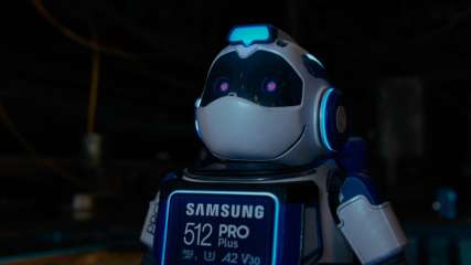 Ein kleiner Roboter mit Samsung PRO Plus Speicherkarte.