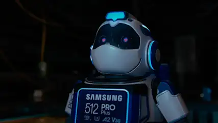 Ein Roboter mit blau beleuchteten Details zeigt ein Display mit "Samsung 512 Pro Plus" in dunkler Umgebung.
