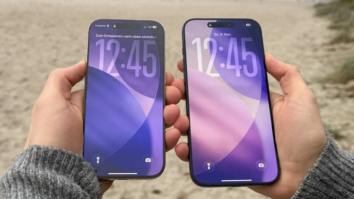 Niklas hält am die Displays vom iPhone 16 Pro und vom iPhone 17 Pro Max in die Kamera.