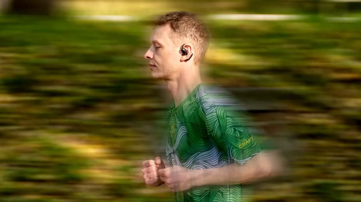Alex joggt und trägt dabei die Open-Ear-Kopfhörer Soundcore Aerofit 2.
