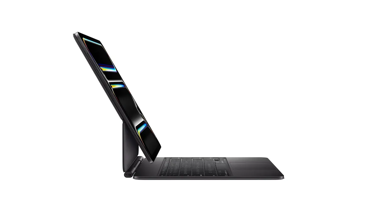 Das Magic Keyboard mit dem iPad Pro vor weißem Hintergrund.