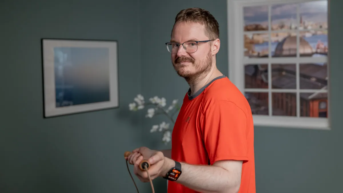 Michael trägt die Huawei Watch Fit 5 Pro am linken Handgelenk und hält ein Springseil in der Hand.