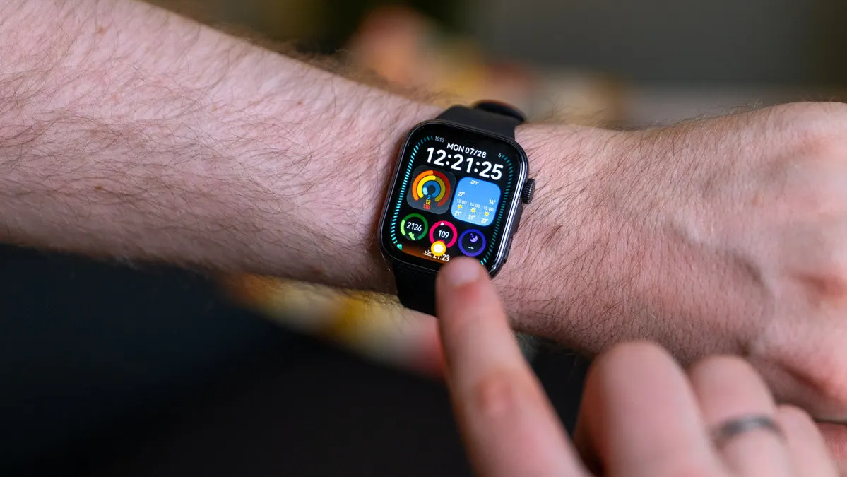 Michael tippt auf das Display der Huawei Watch Fit 4.