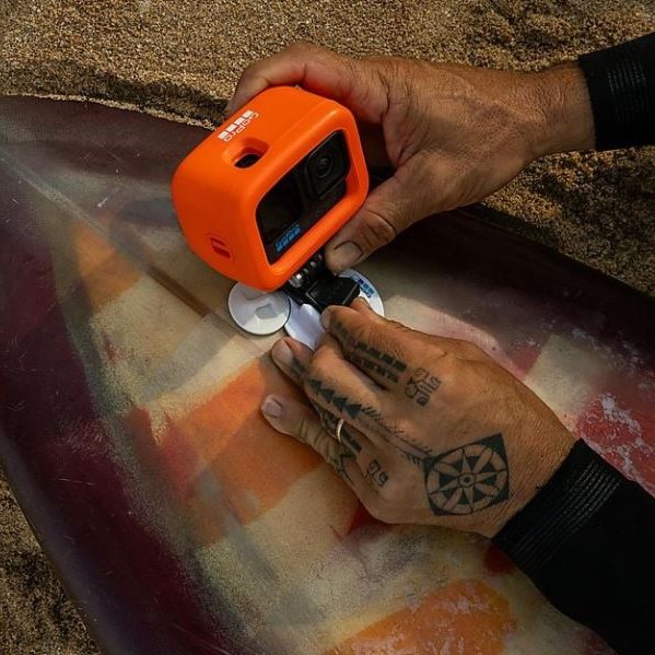 GOPRO HERO 12 Action Kamera wird auf Surfbrett montiert