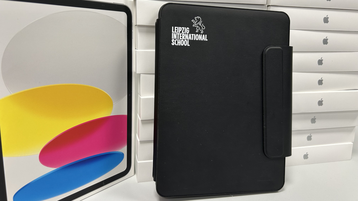  iPad in Schutzhülle mit Logo der Leipzig International School.