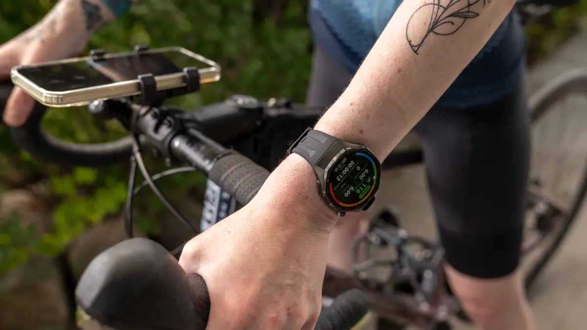 Franzi sitzt auf ihrem Rennrad mit der Huawei Watch GT 6 Pro am Handgelenk und ihrem Smartphone am Lenker.
