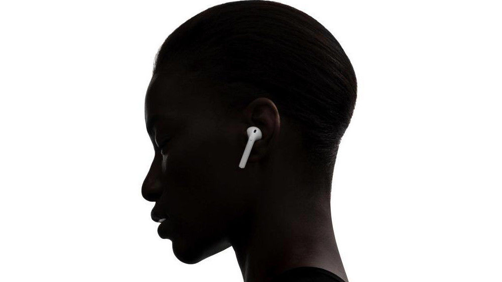 Person mit AirPods im Ohr