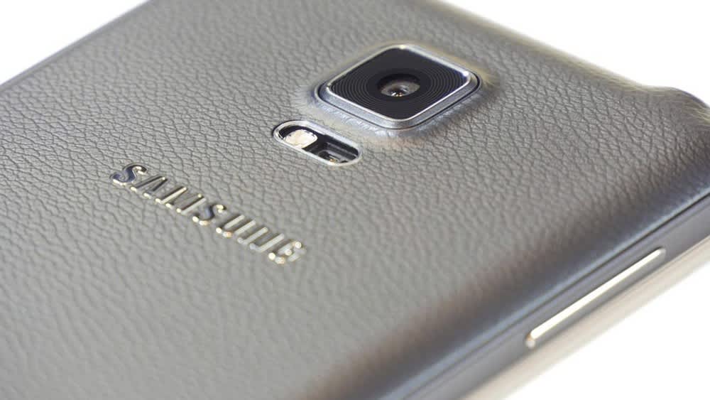 Die Rückseite des Galaxy Note Edge mit Leder-Optik im Fokus.