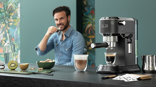 DeLonghi EC 685.W Dedica Style Espressomaschine kaufen I MediaMarkt